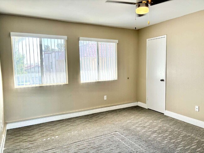 Building Photo - 2 Bedrooms Townhome Availble For Rent in I...