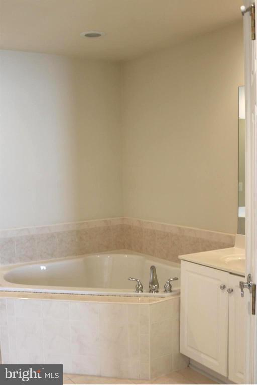 Building Photo - 1601 Leeds Castle Dr