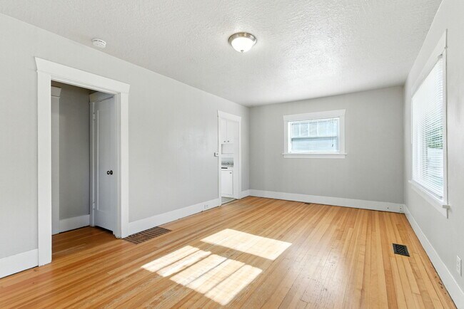 Building Photo - 3155 N Farragut St