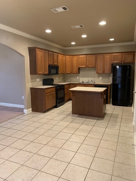 Spacious Kitchen - 4000 McHugh Rd