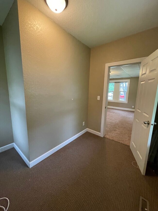 Building Photo - 503 Putnam St