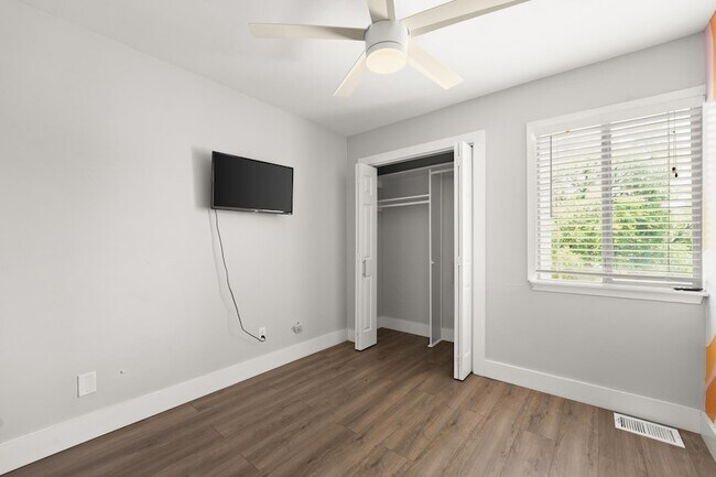 Building Photo - 6410 Chimney Creek Cir
