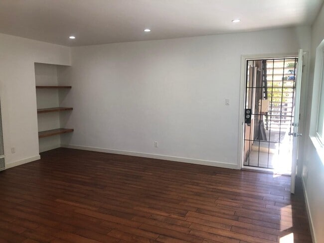 Building Photo - 955 Hyperion Ave