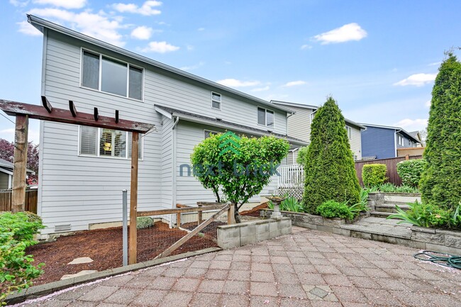 Building Photo - Beautiful 3 Bed, 2.5 Bath Parkside Home – ...