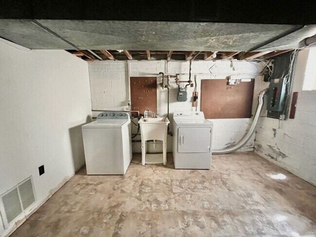 Building Photo - 912 Hoyt St