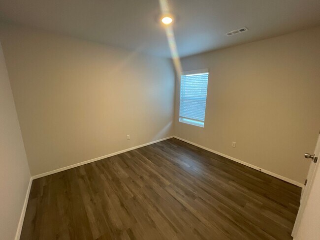 Building Photo - 3070 Vail Ave