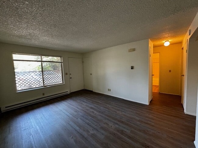Building Photo - 2 Bedroom 1 Bathroom Unit Close to WWU and Fairhaven
