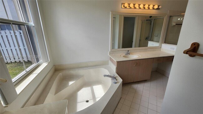 Building Photo - 924 Falling Water Rd