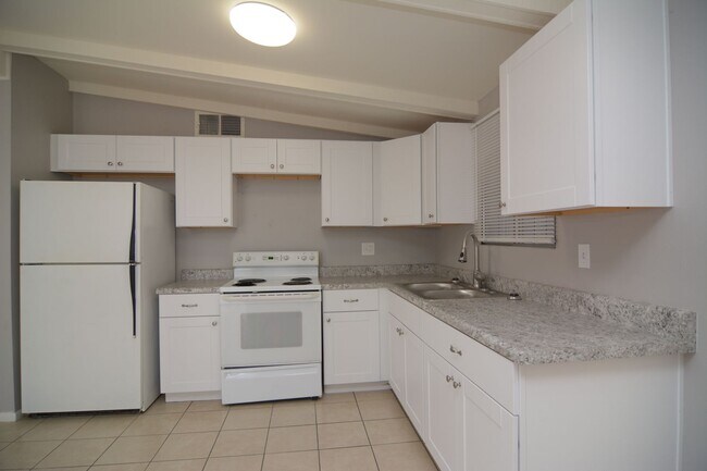 Building Photo - Remodeled 3 Bedroom 2 Bath House! Central/...