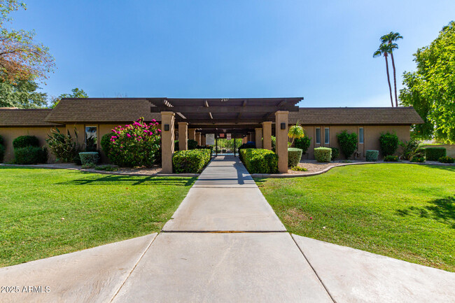 Building Photo - 2909 E Las Rocas Dr