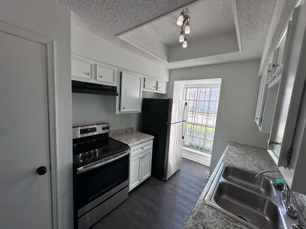 Bright Kitchen: Large window, fridge, stove/oven, dual sink with disposal, ample cabinetry & pantry - 7700 Creekbend Dr