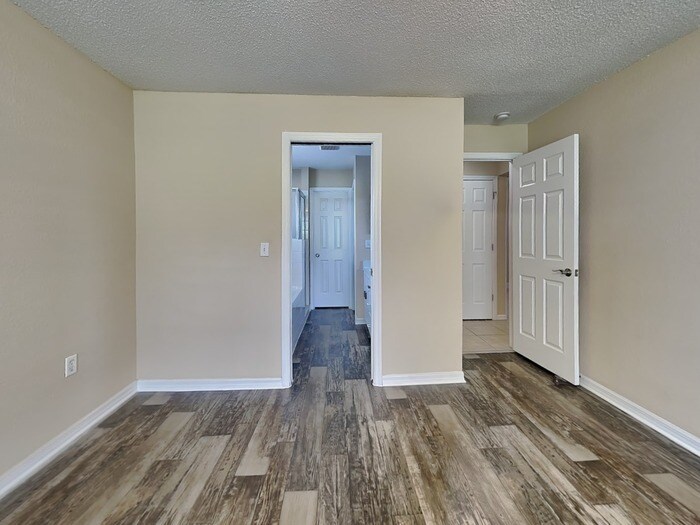 Building Photo - 7881 Manor Dr