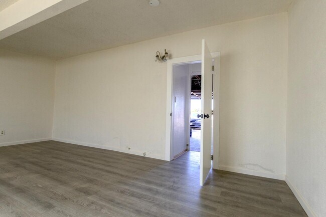 Building Photo - 1009 Avon Ct