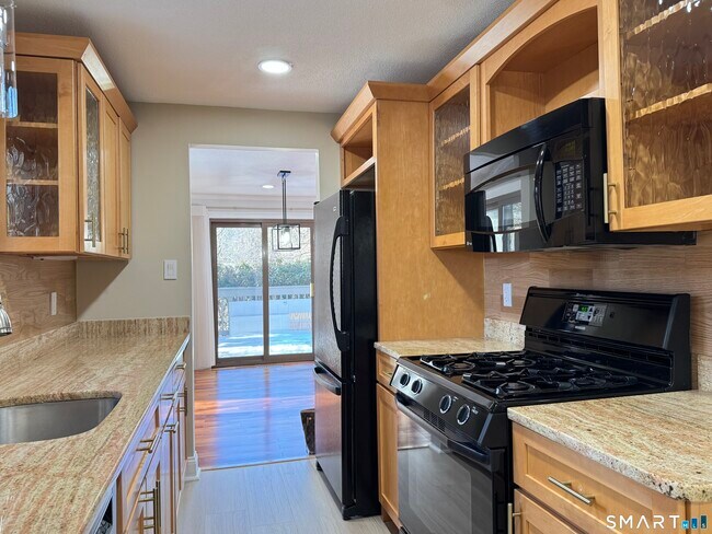 Building Photo - 2 Highland Square