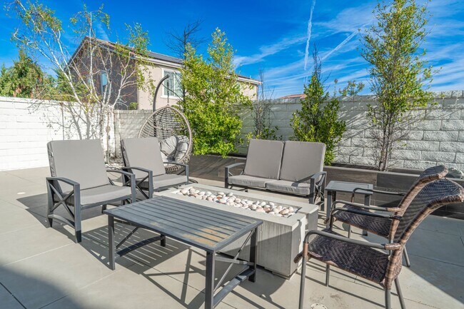 Building Photo - Beautiful 5-Bedroom Home with Outdoor Entertainer's Area in Valencia!