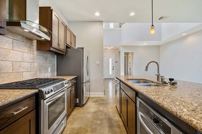 Building Photo - Stunning Modern Home in Desirable 78704 Ne...