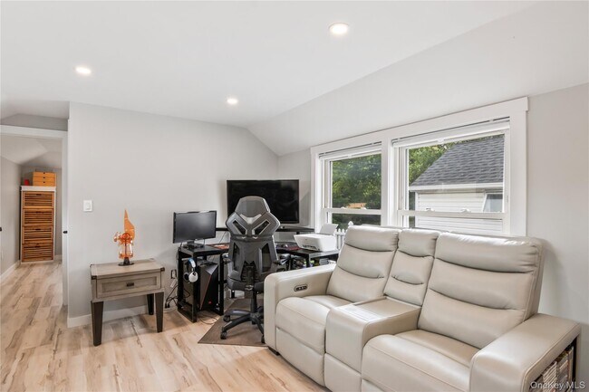 Building Photo - 19 Pine Ln