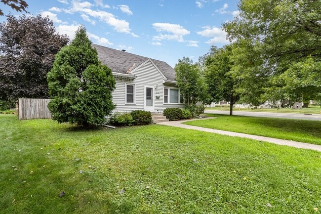 Building Photo - Beautiful 4 Bed 2 Bath Home With Fence and...