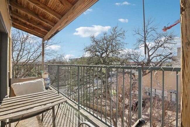 Building Photo - 1106 W 6th St