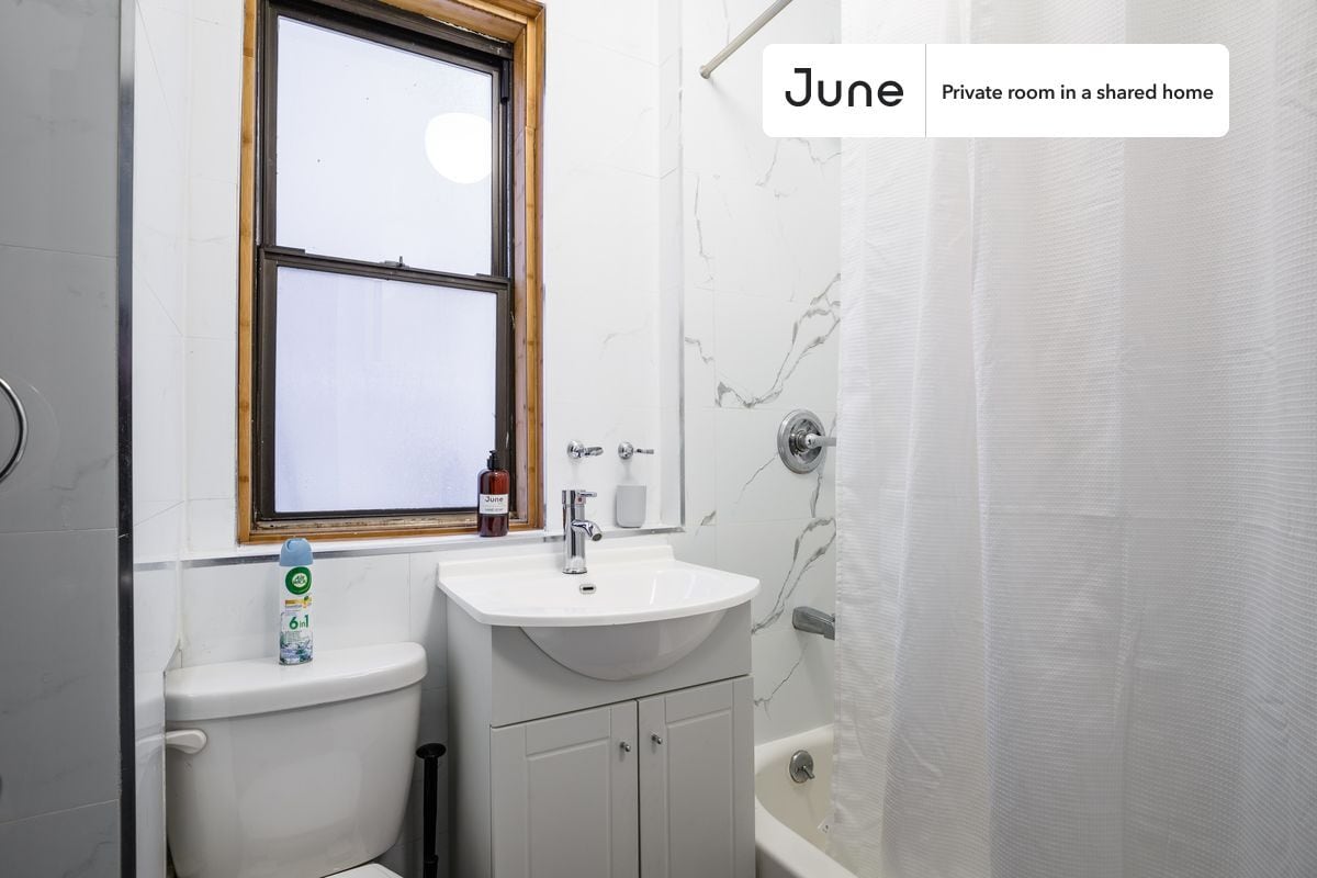 Building Photo - Room in Shared 3 bed/1 bath home in Hell's Kitchen