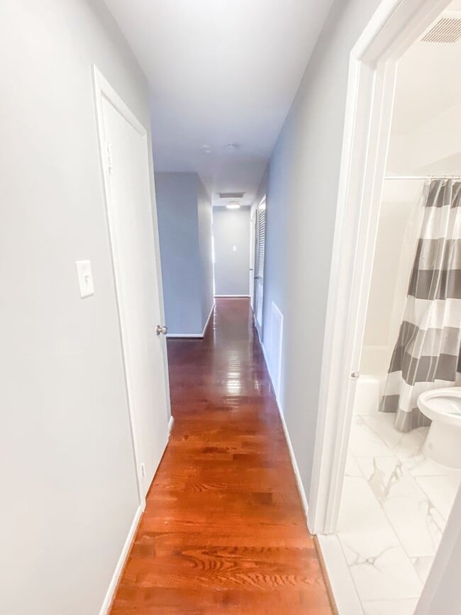 Building Photo - Stunning 3 Bed 2 Bath Condo In Much Sought After Sequoyah Community