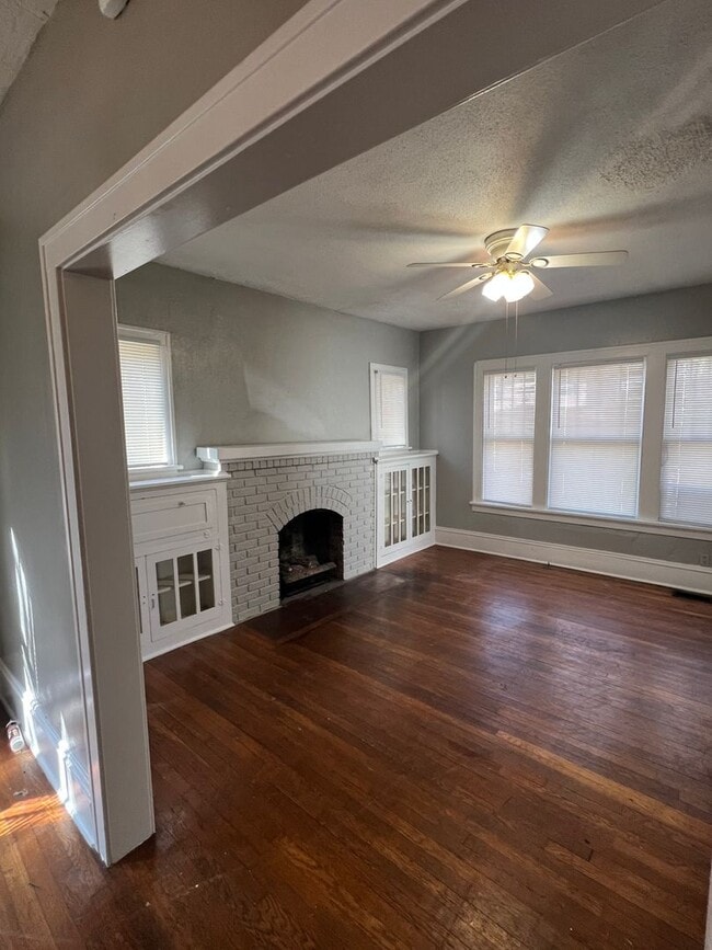 Building Photo - Classic Brick bungalow in the Heart of Bristol Virginia. Property has been freshly painted and is...