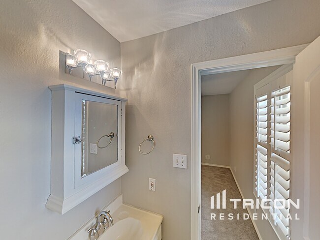 Building Photo - 901 Loganwood Dr