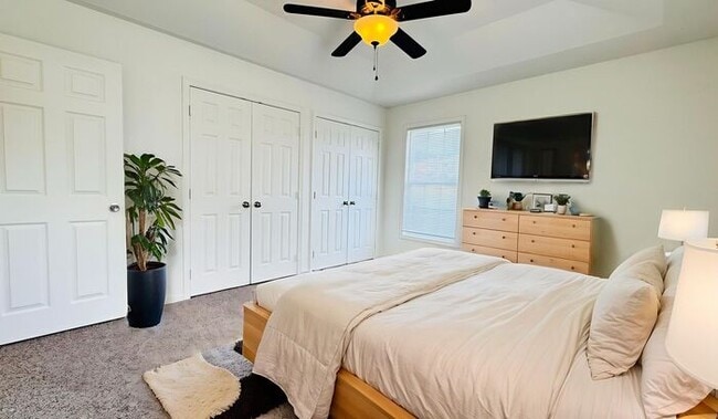 Building Photo - Creekwood Park Townhomes -SPECIAL FALL DEA...