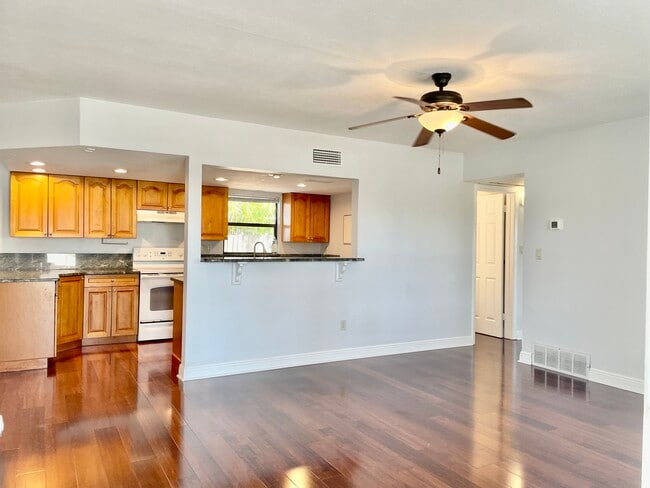 Building Photo - 1730 Long St