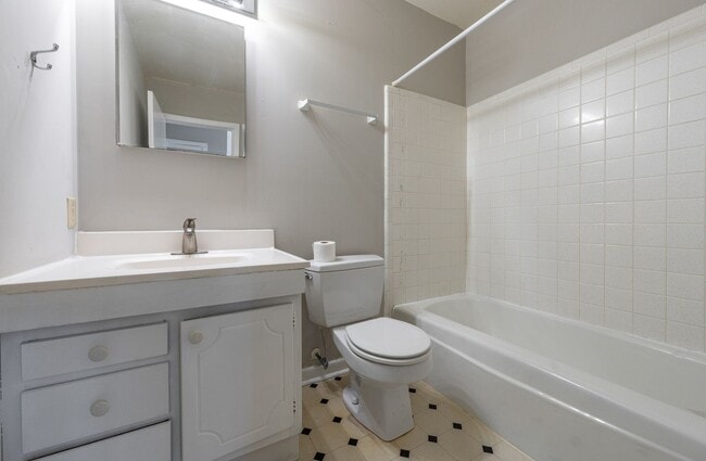 Building Photo - Cozy 1-Bedroom Condo in the Heart of Carrboro