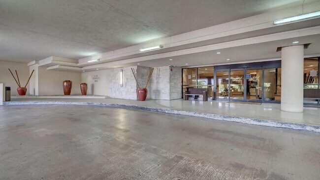 Building Photo - 2555 Collins Ave