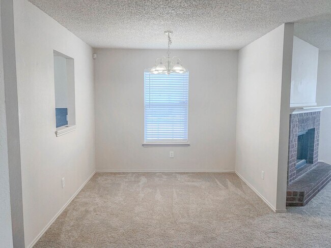 Building Photo - Retro Charm in Every Detail 3Bed/2Bath!