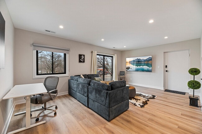 Building Photo - 2337 W Touhy Ave