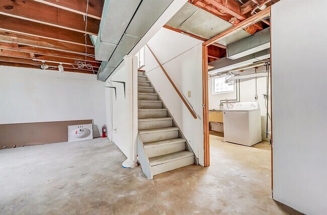 Stairs to Unfinishied Basement - 6604 Buckingham Plz