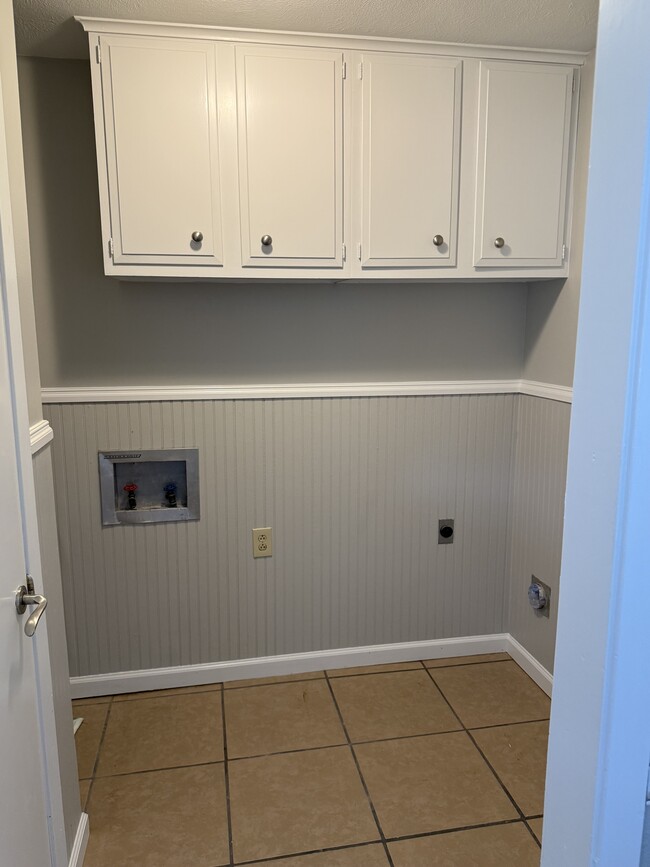 Building Photo - 914 Maureen St