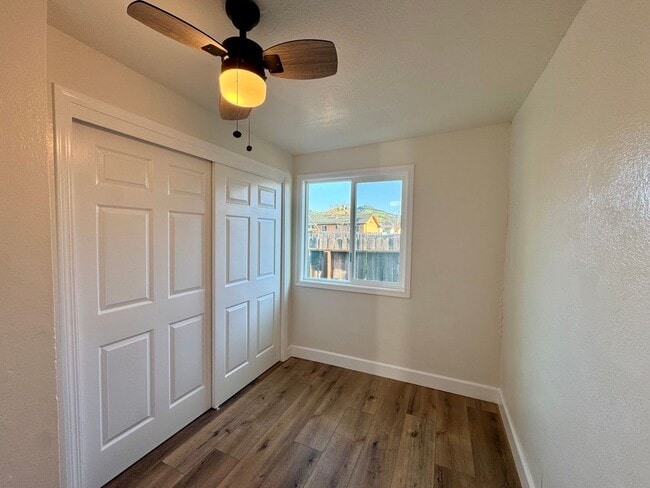 Building Photo - 1379 Temple Ave