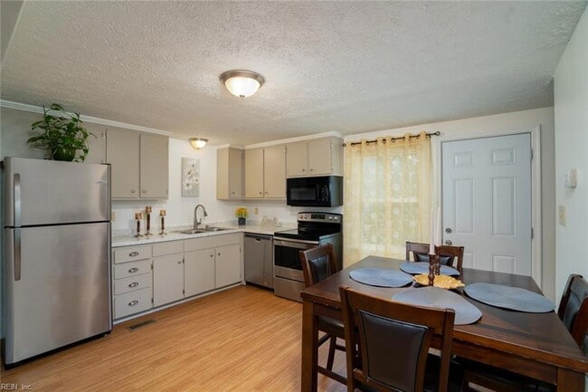 Building Photo - 327 Settlers Landing Rd