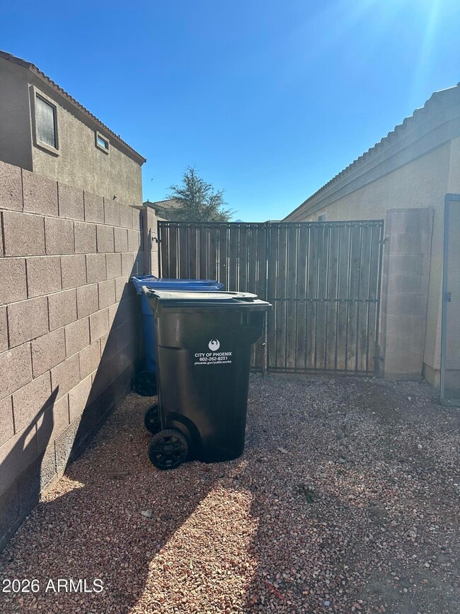 Building Photo - 10520 W Magnolia St