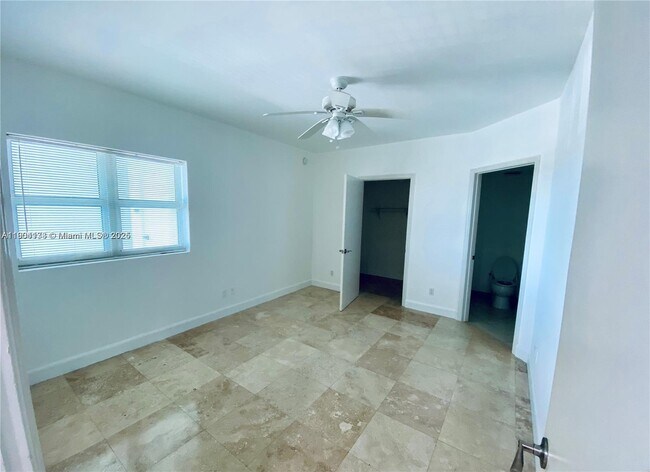 Building Photo - 14951 Royal Oaks Ln