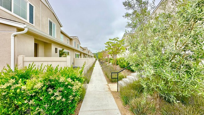 Building Photo - Beautiful, Newer Construction Home in Desi...