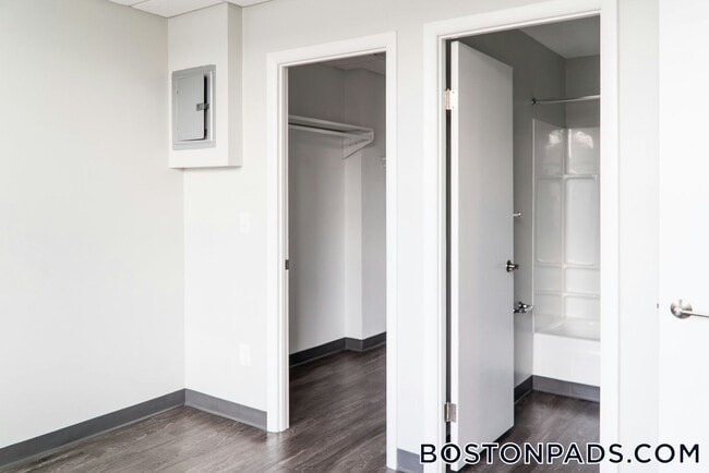 Building Photo - 507 Main St