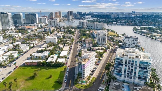 Building Photo - 720 Bayshore Dr