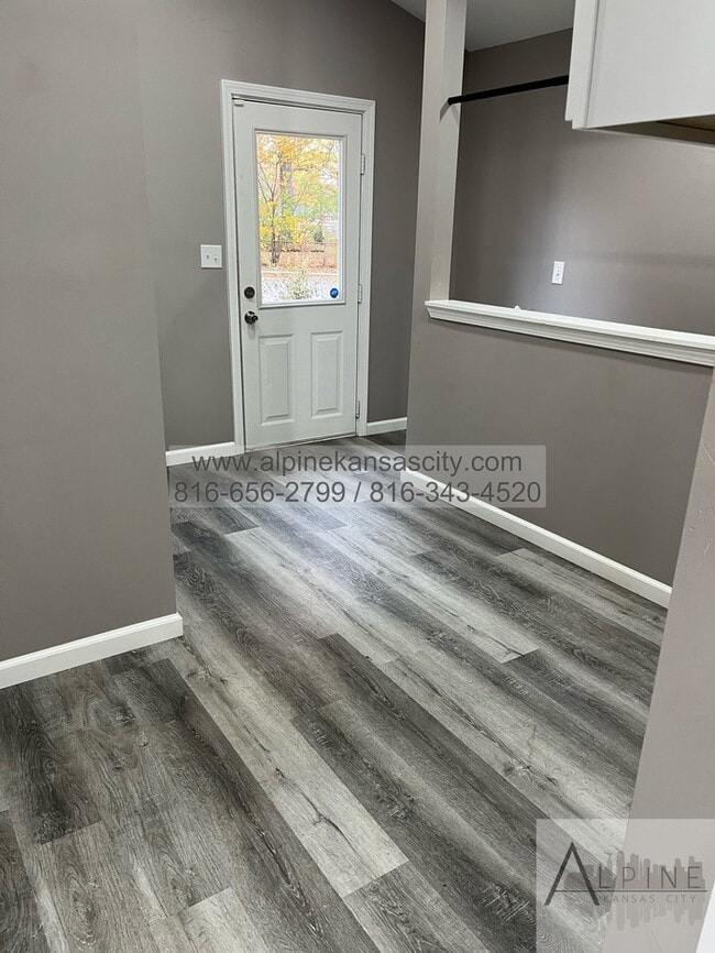 Building Photo - Available Mid January! 5 Bedrooms, PLUS Rec Room in Gladstone!