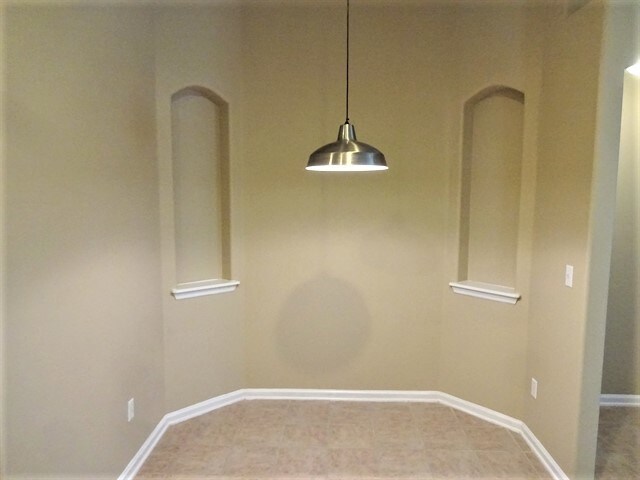 Building Photo - 633 Battlegate Ln