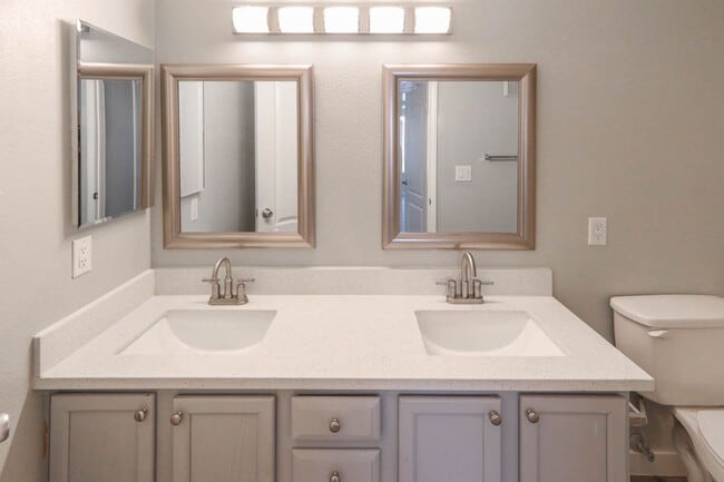 Building Photo - Centrally Located 3 Bed Condo In Gated Com...