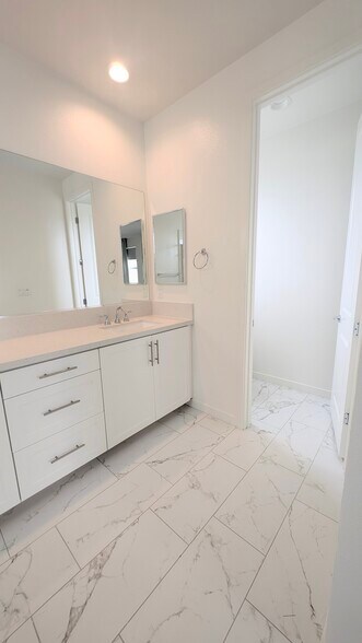 Building Photo - 450 Clubhouse Dr