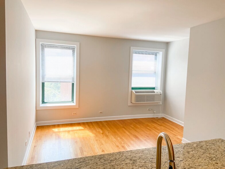 Building Photo - 1178 N Milwaukee Ave