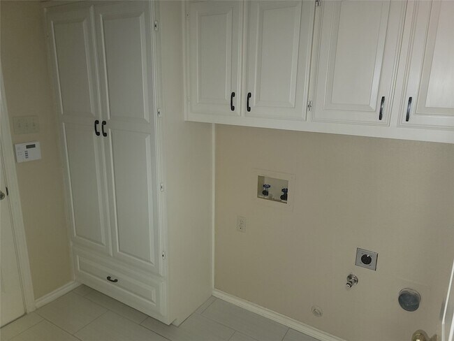 Building Photo - 5719 Encore Dr
