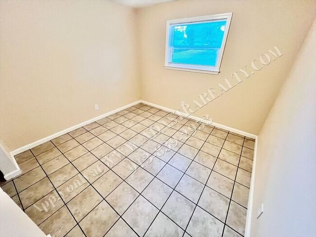 Building Photo - Like New 2 Bed 1 Bath Duplex in Grandview-...