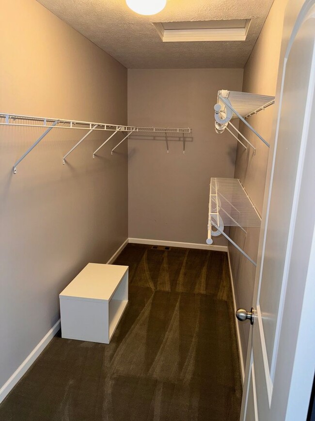 Building Photo - 4-Bedroom House for Rent